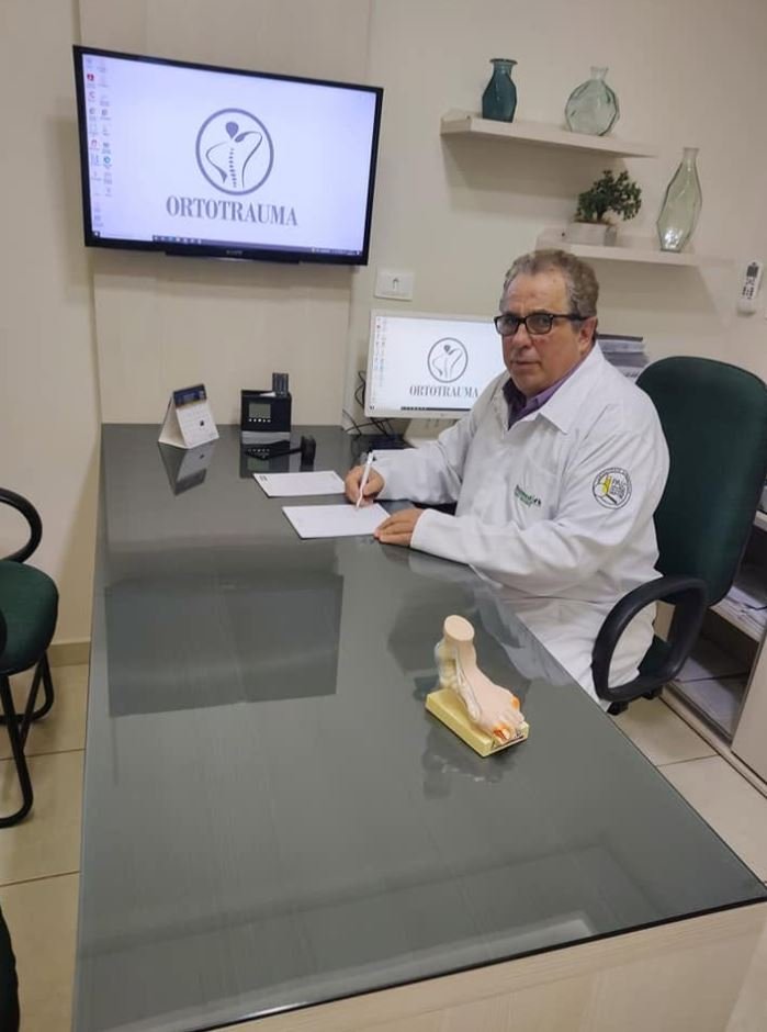 Dr. Luiz Fernando Sá Rosa em seu consultório