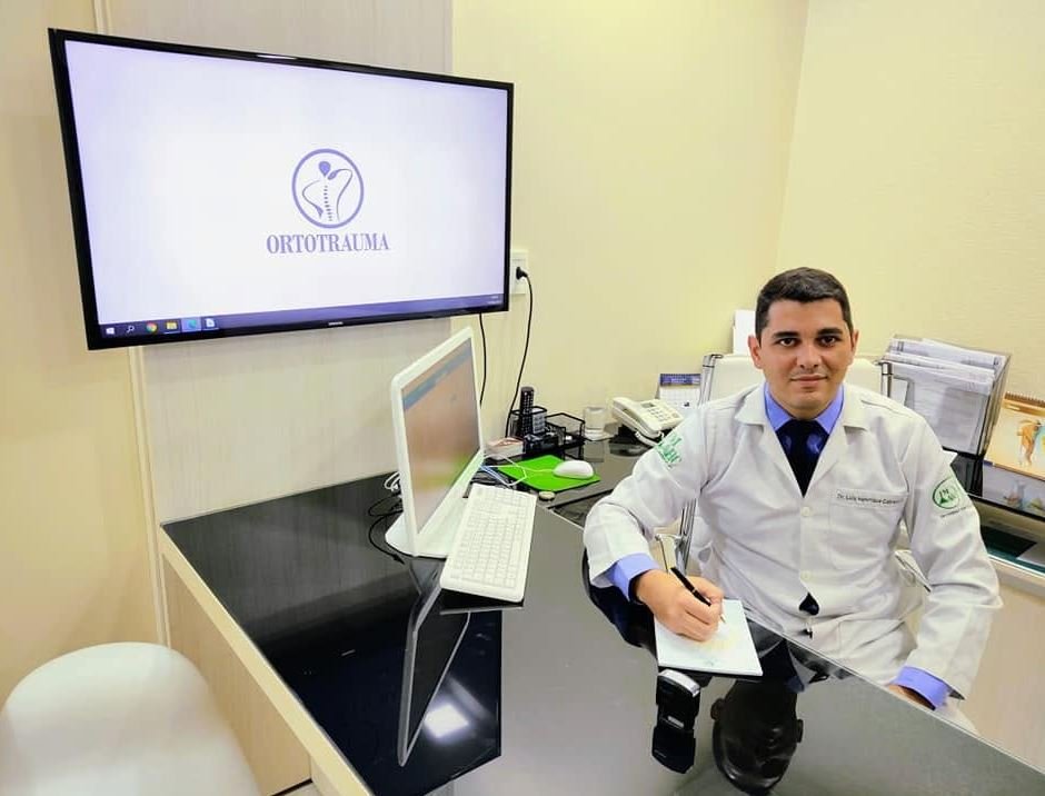 Dr. Luiz Henrique Cabrera Filho em consultório na Clínica OrtoTrauma