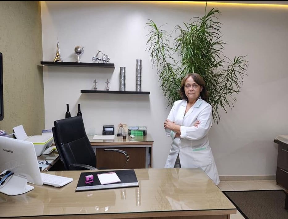 Dra. Ana Tereza Martins de Alcântara em seu consultório